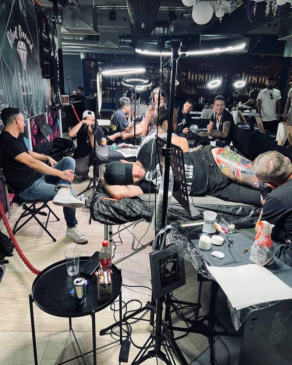 Tattoo-Arbeitsplatz – professionelle Ausstattung, Beleuchtung und laufende Tattoo-Kunst im Studio.