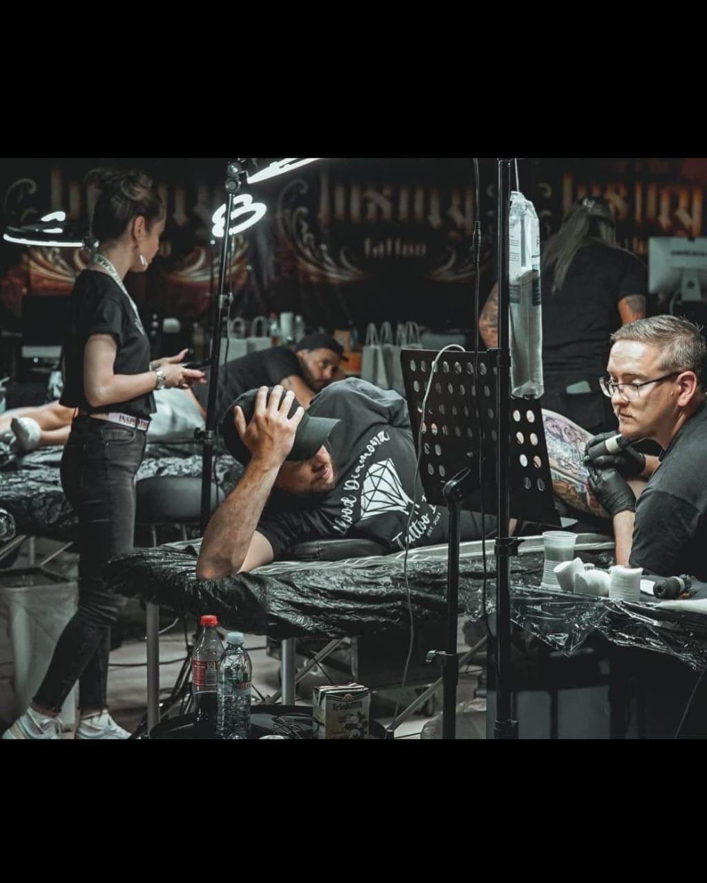 Tätowierer bei der Arbeit – konzentrierte Handwerkskunst mit präziser Linienführung und feinen Details.