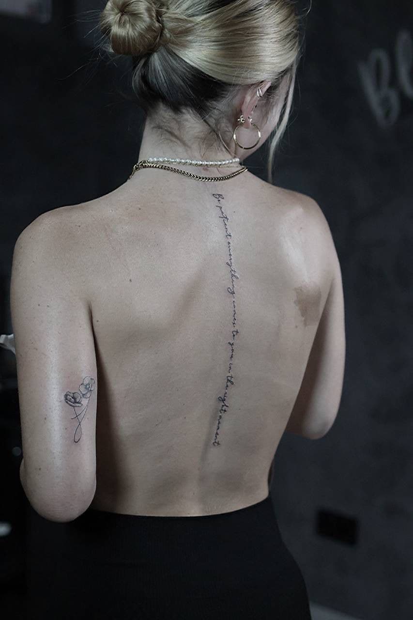 Fineline Tattoo – Schrift entlang der Wirbelsäule – Blood Diamond Tattoo Ink.