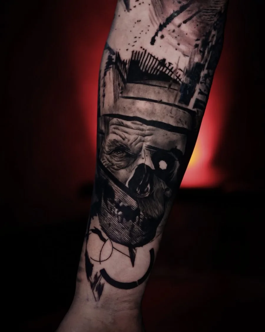 Kontrastreiches Blackwork-Tattoo am Bein.
