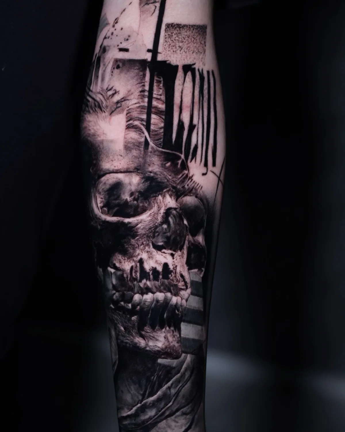 Dunkles Schädel-Tattoo am Unterarm.