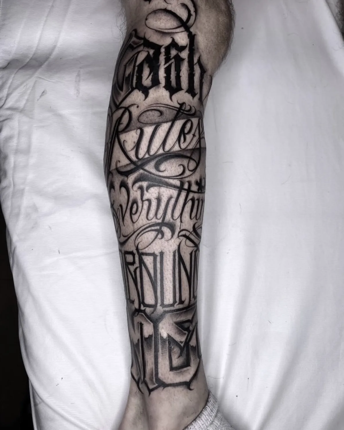 Schrift-Tattoo am Unterarm.