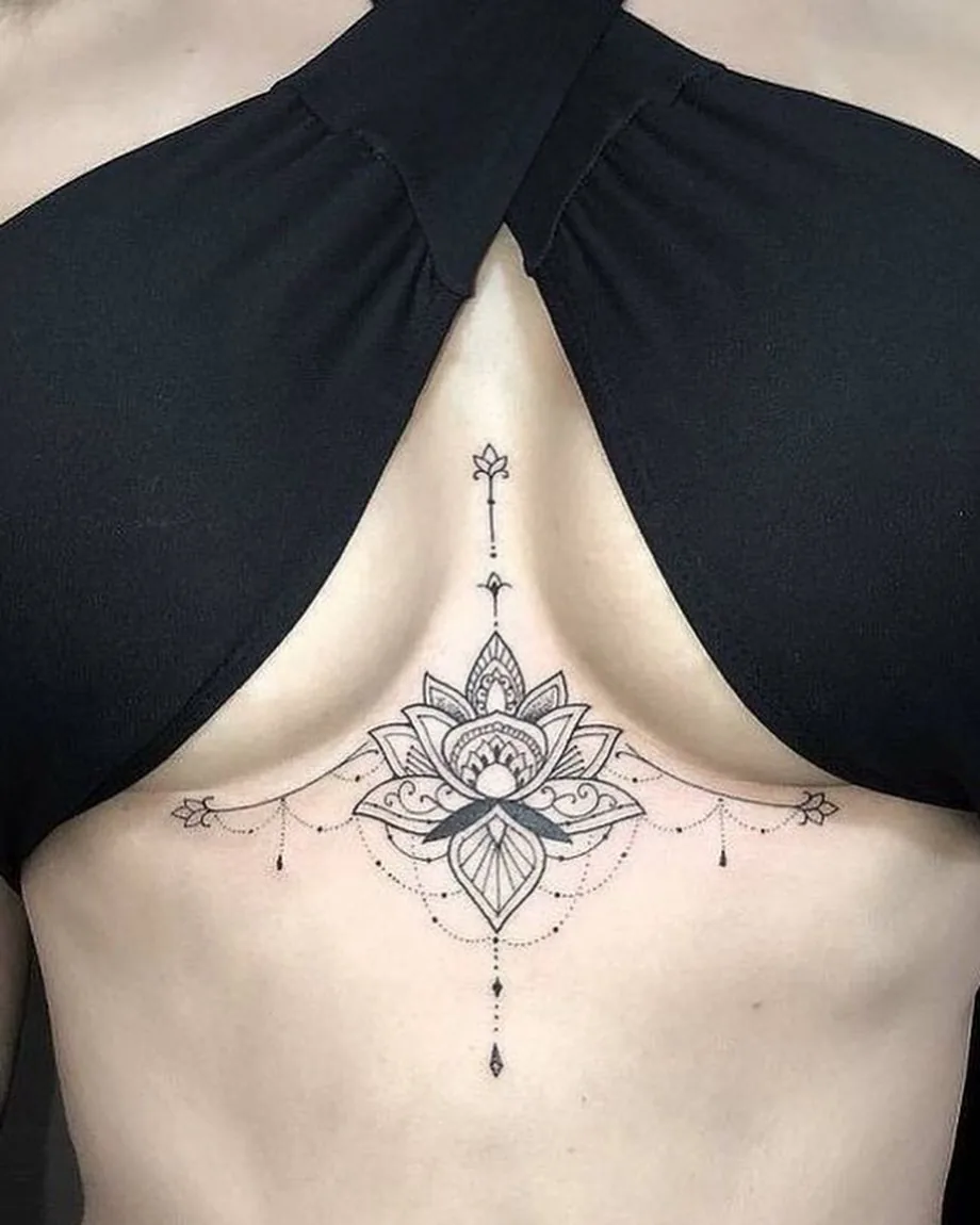Feines Mandala-Tattoo am Rücken.