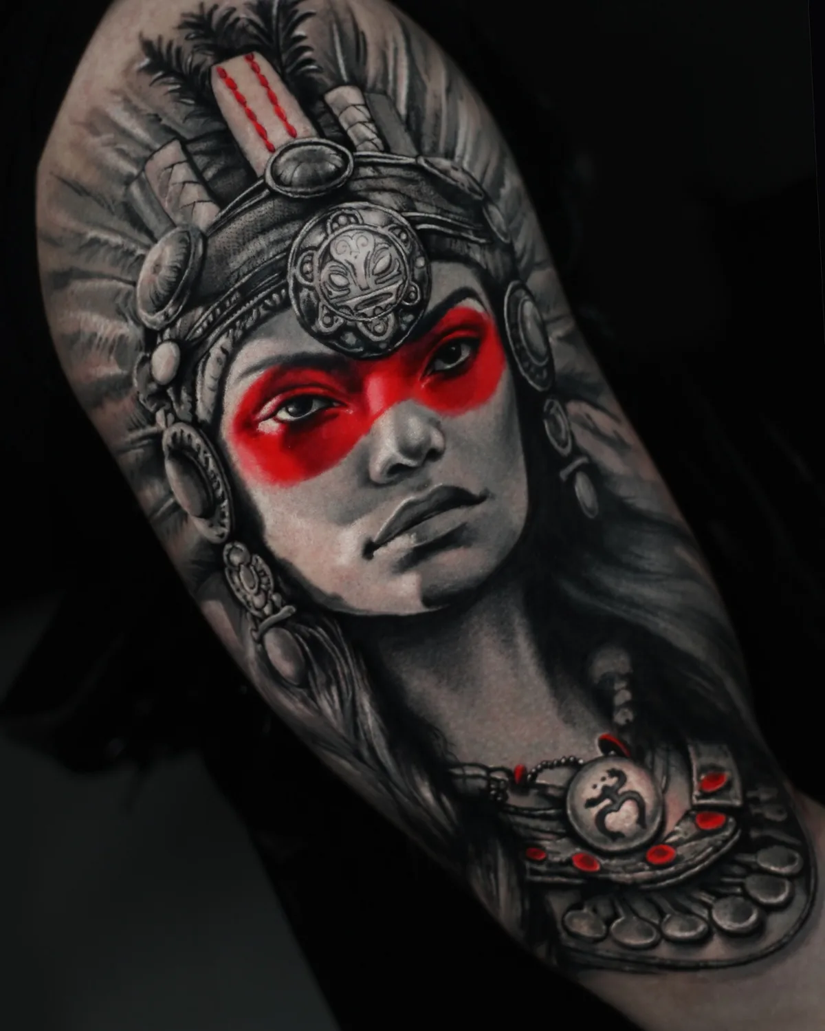Realistisches Portrait-Tattoo mit roten Akzenten.