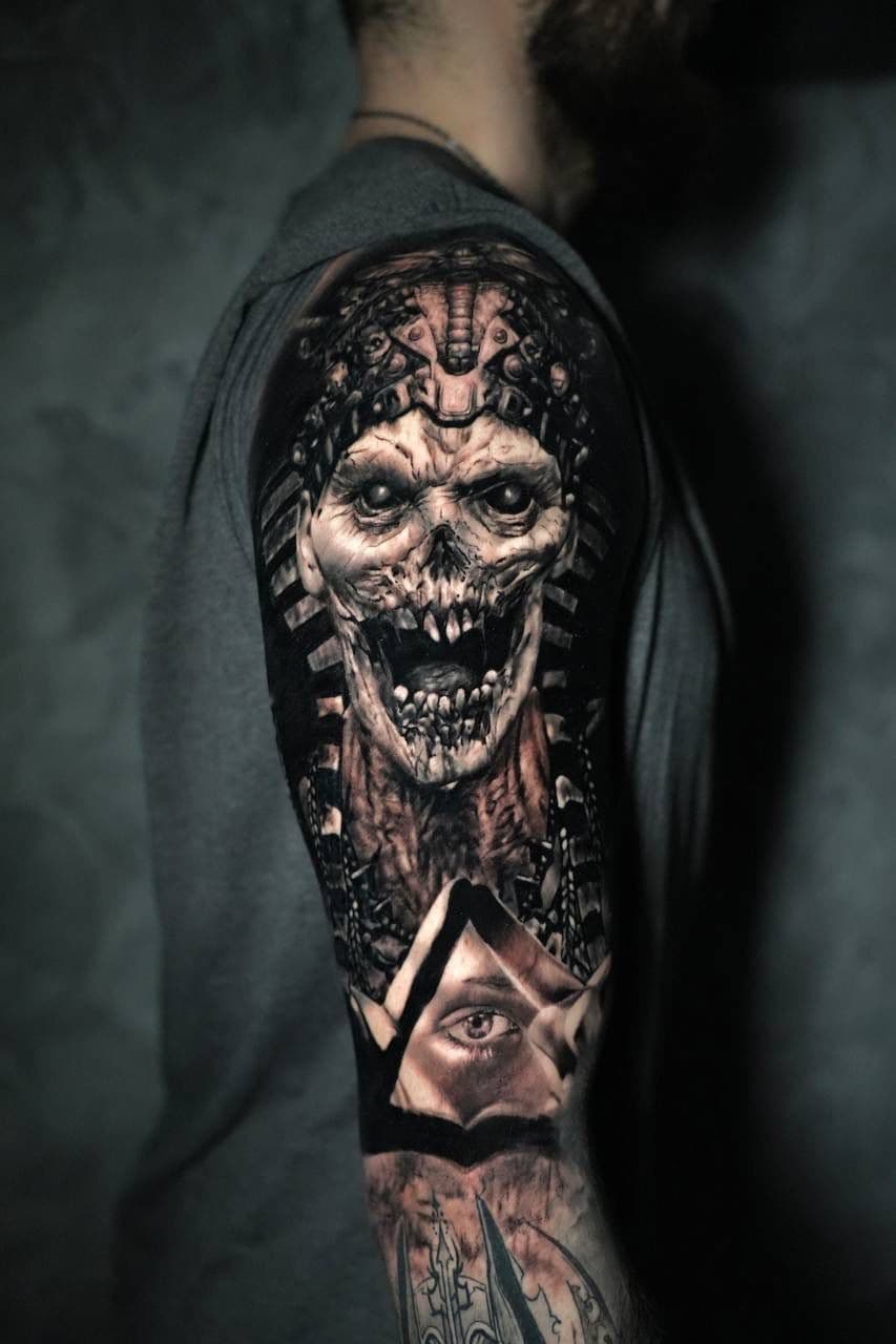 Black & Grey Tattoo – großflächiges Rückenmotiv mit Mönchsporträt und Kirchensilhouetten – Blood Diamond Tattoo Ink.