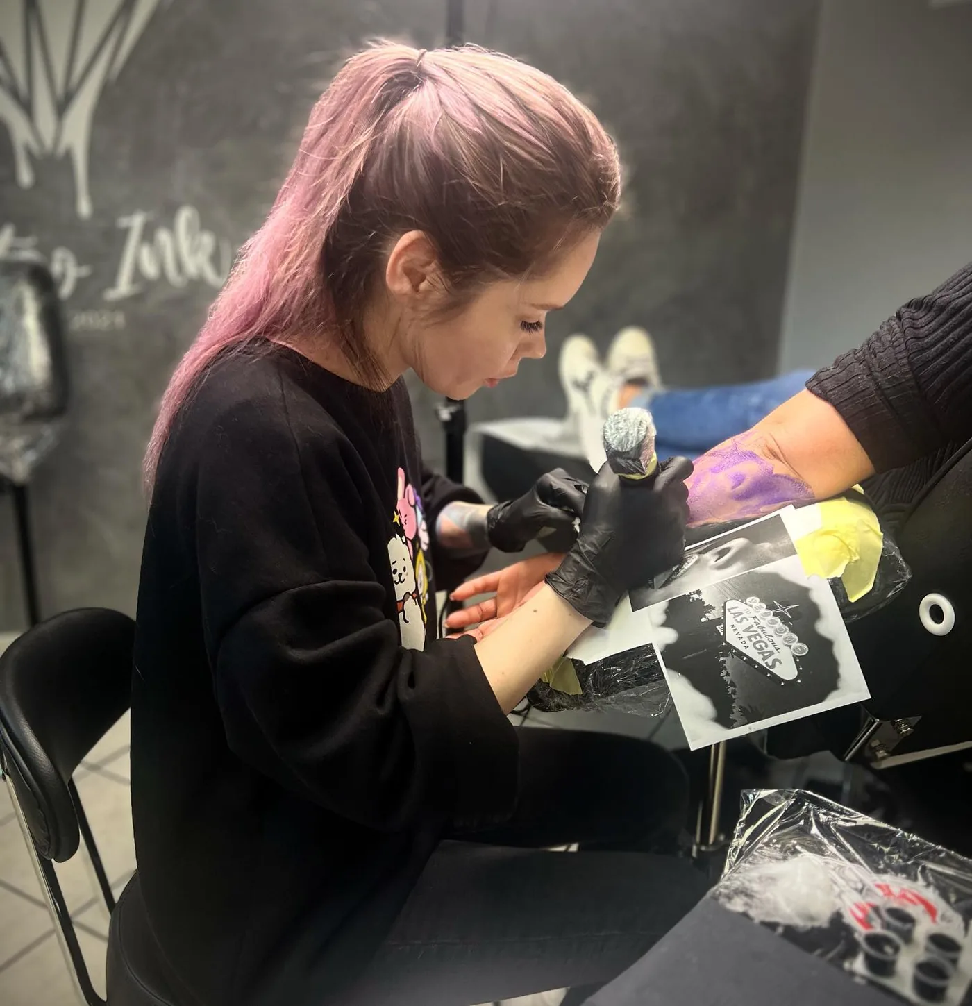 Tätowiererin bei der Arbeit an einem Unterarm-Tattoo im Studio Pforzheim / Ötisheim.