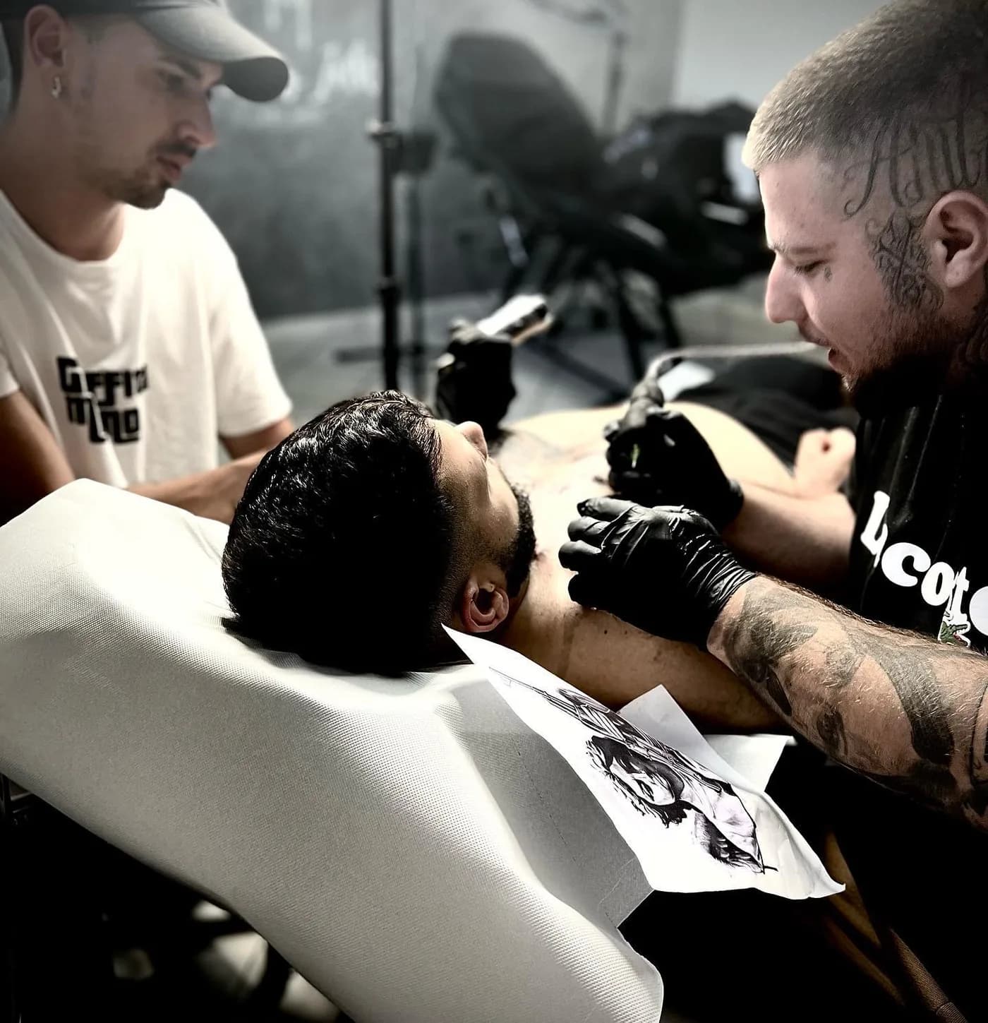 Tätowierer bei der Arbeit an einem Schulter-Tattoo im Studio Pforzheim / Ötisheim.