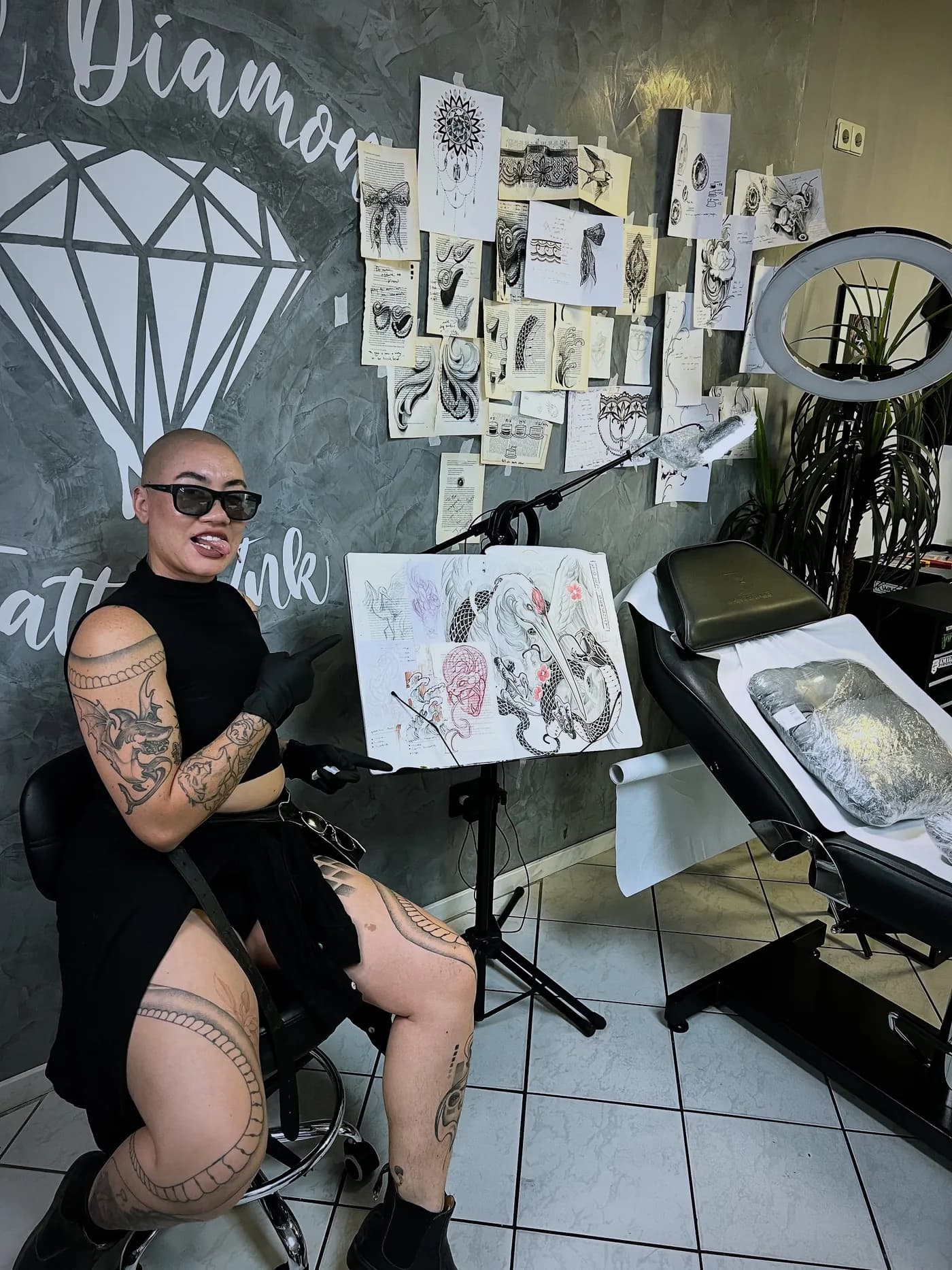 Blood-Diamond-Signet an der Studiowand in Pforzheim / Ötisheim, daneben eine Wand mit Motiventwürfen und ein Zeichenpult.