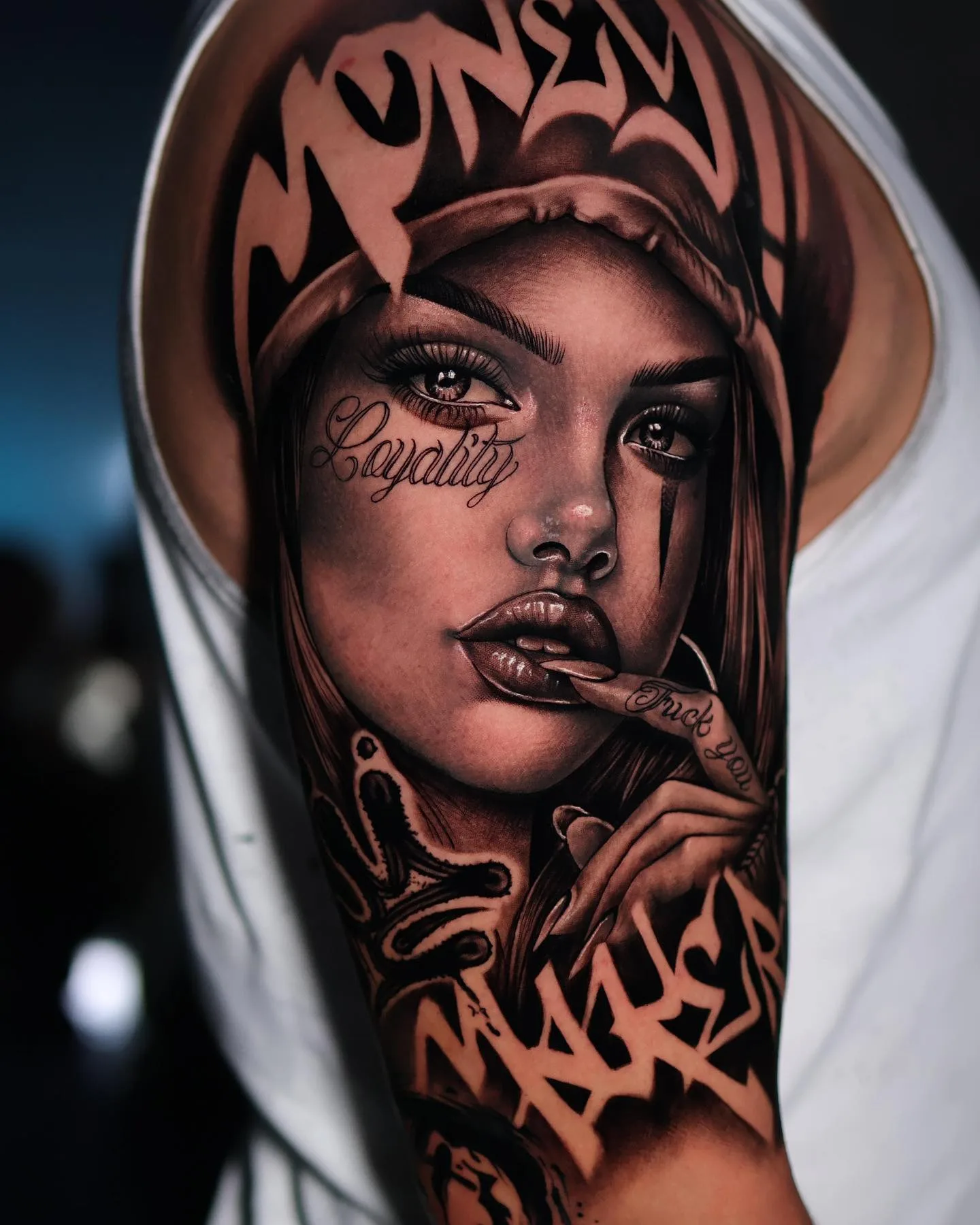 Chicano Tattoo mit detailreicher Schwarz-Grau-Ausarbeitung und starken Kontrasten – Blood Diamond Tattoo Ink.