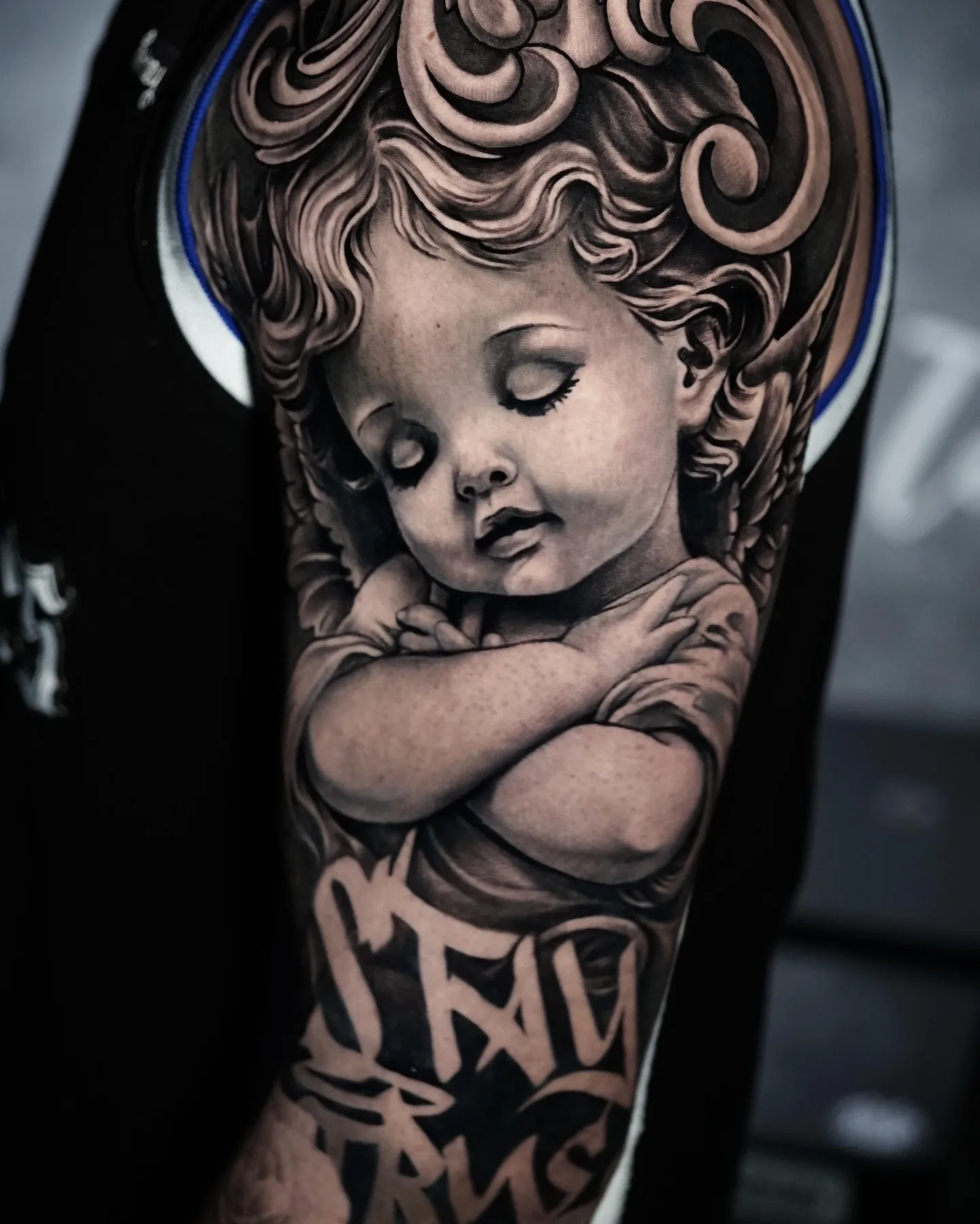 Black & Grey Tattoo mit weich abgestuftem Porträt und starken Schwarz-Grau-Kontrasten – Blood Diamond Tattoo Ink.