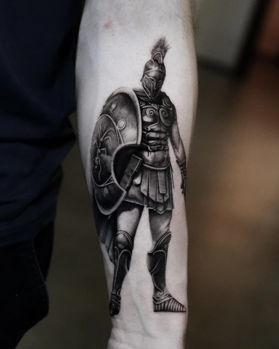 Microrealismus Tattoo mit feinen Details und präziser Schattierung – Blood Diamond Tattoo Ink.