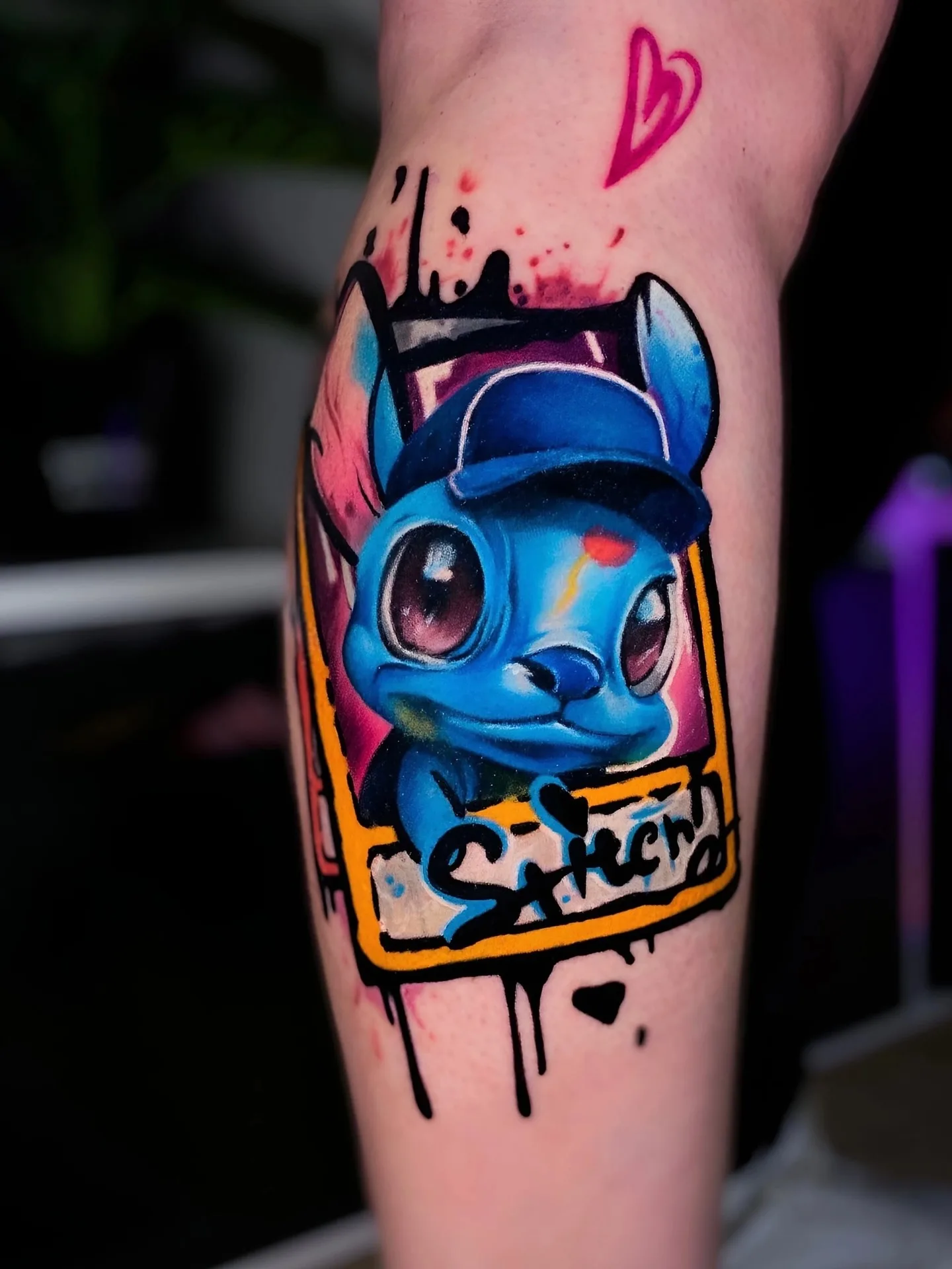 New School Tattoo mit kräftigen Farben, illustrativer Gestaltung und klaren Konturen – Blood Diamond Tattoo Ink.