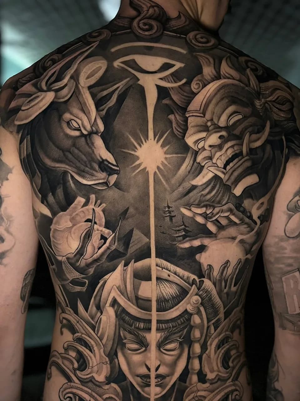 Blackwork Tattoo mit kräftigen schwarzen Flächen und klarer kontrastreicher Ausarbeitung – Blood Diamond Tattoo Ink.