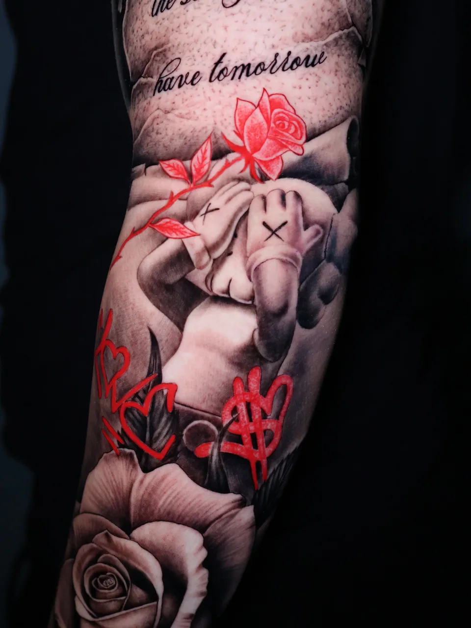 Trash Polka Tattoo mit dynamischer grafischer Komposition und starken Kontrasten – Blood Diamond Tattoo Ink.