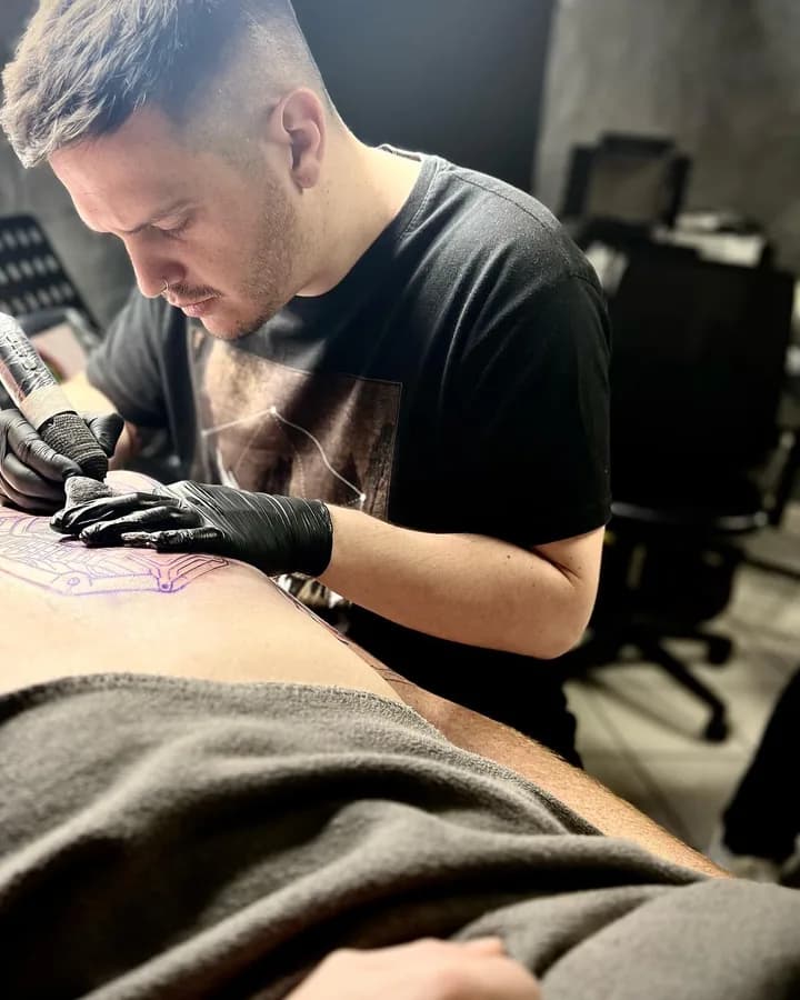 Tattoo-Artist bei der Arbeit im Studio Pforzheim/Ötisheim.