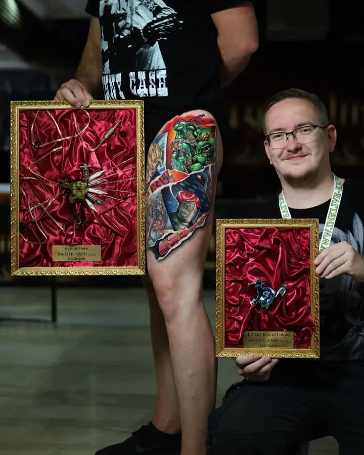 Gerahmte Auszeichnungen aus Tattoo-Wettbewerben.