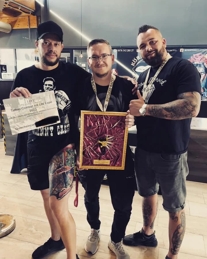 Blood-Diamond-Team mit einer Auszeichnung bei einem Tattoo-Wettbewerb.