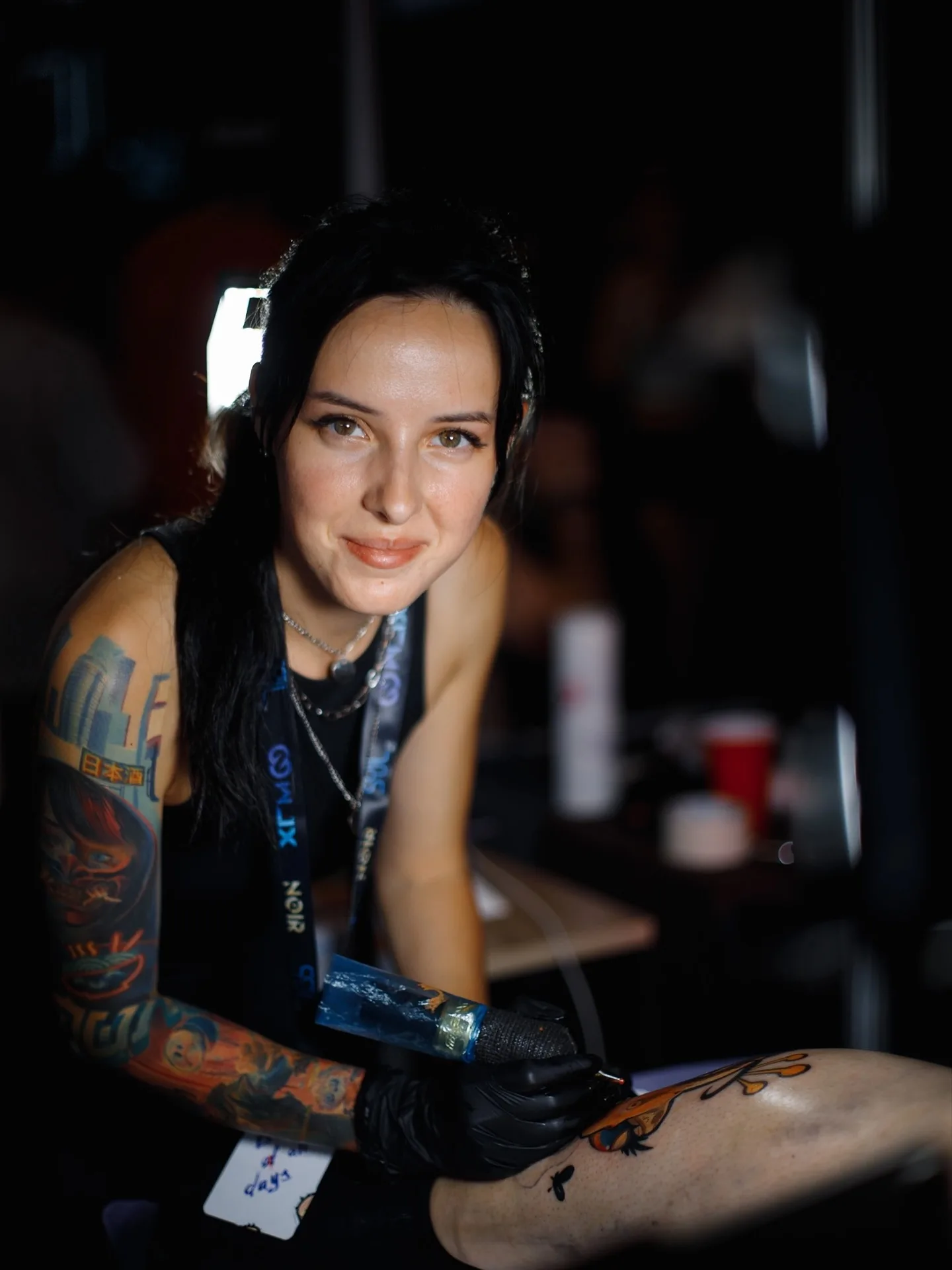 Tätowiererin bei der Arbeit an einem Tattoo