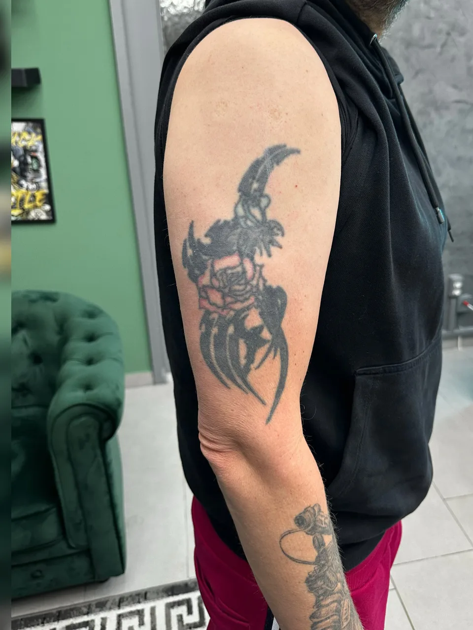Vorher: älteres Scorpion- und Tribalmotiv am Oberarm.