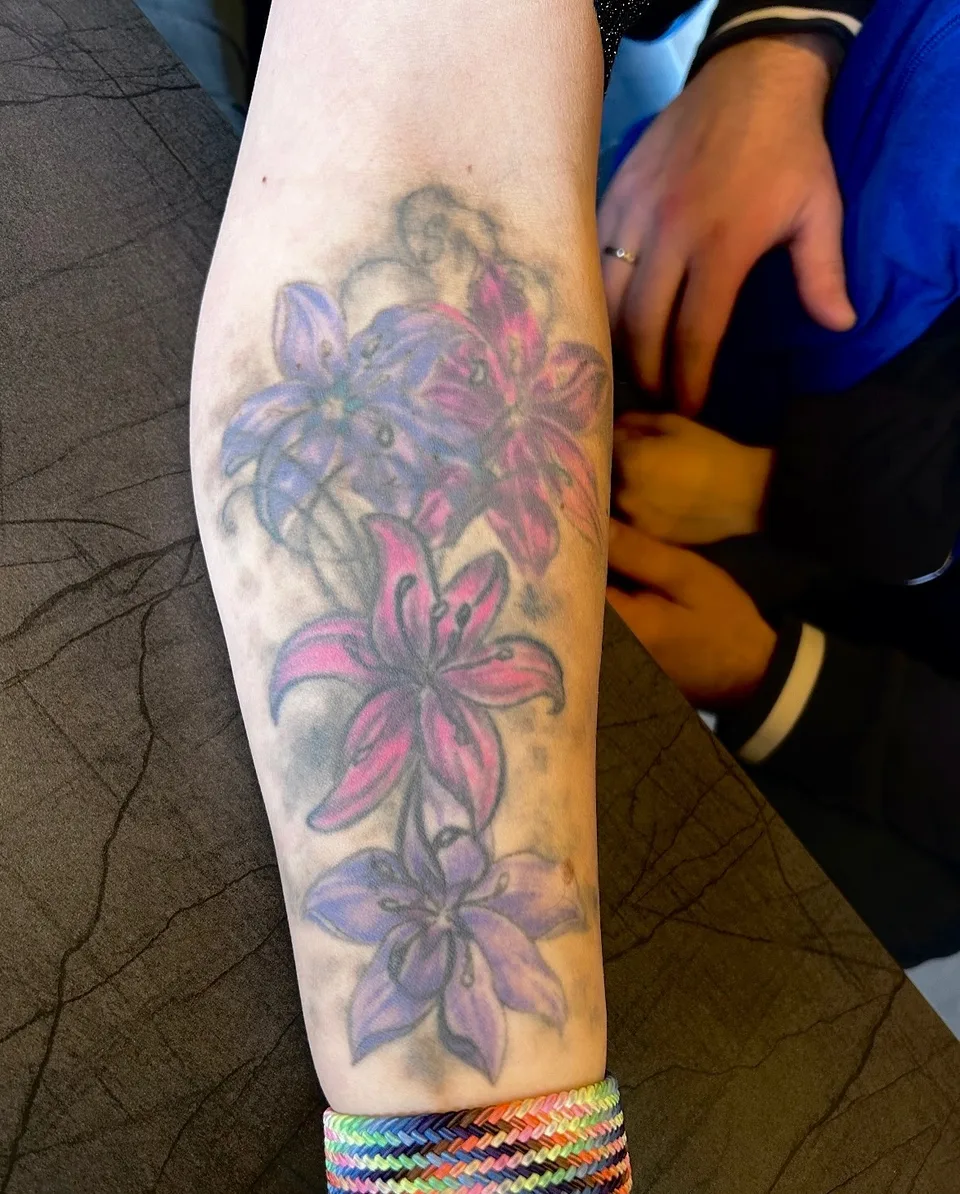 Vorher: älteres farbiges Blumenmotiv am Unterarm.