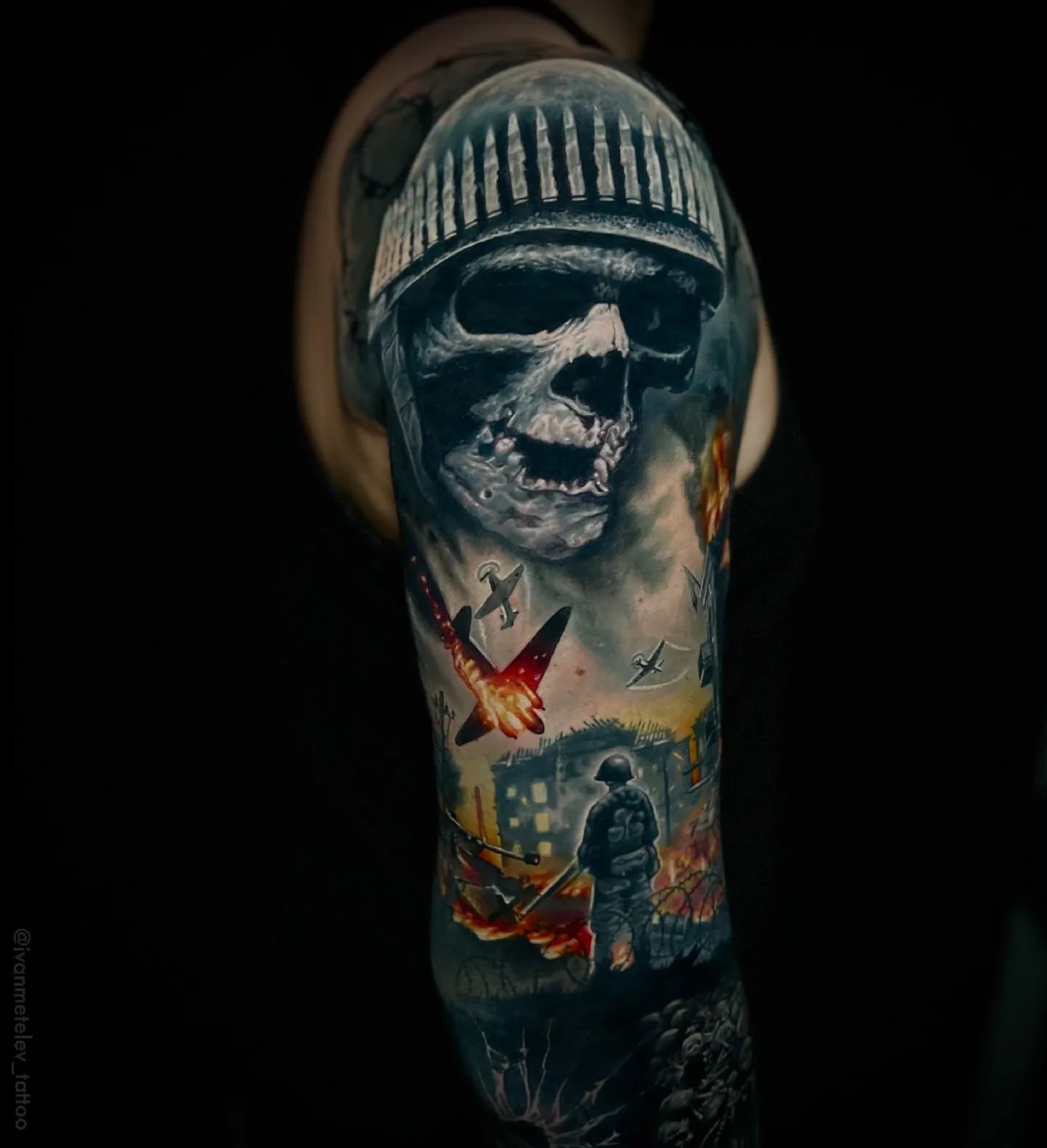 Farbiges Tattoo mit Totenschädel im Soldatenhelm über einer Kriegsszene mit Flugzeugen und Soldat.