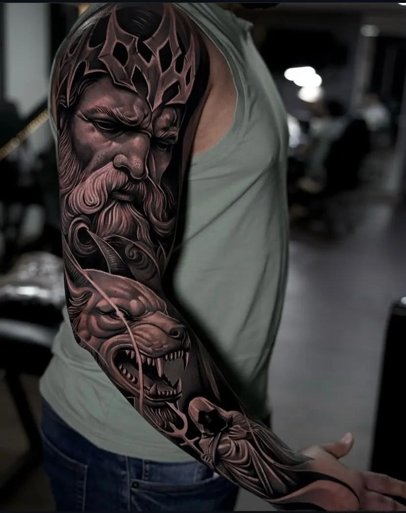 Ausgewähltes Sleeve-Tattoo von Blood Diamond Tattoo Ink.
