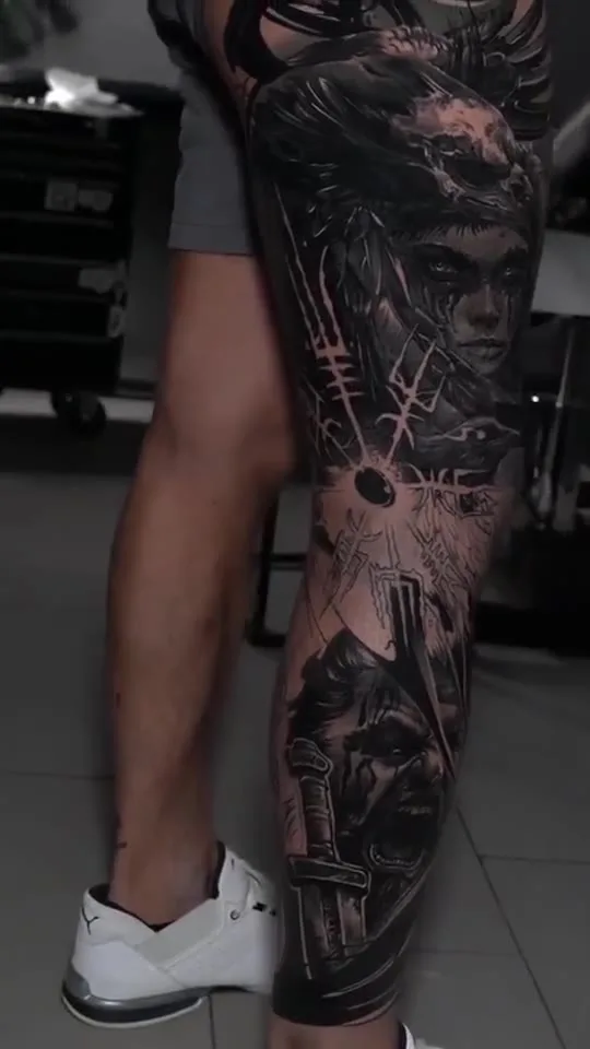 Video eines großflächigen Black-and-Grey-Sleeves am Bein mit Porträt- und Totenkopf-Motiven.