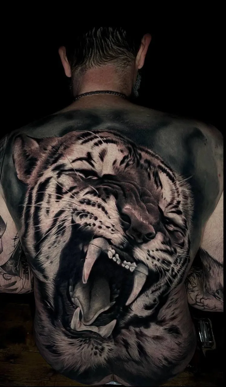 Realistic Tattoo – fotorealistisches Tigerporträt als Rückenmotiv – Blood Diamond Tattoo Ink.