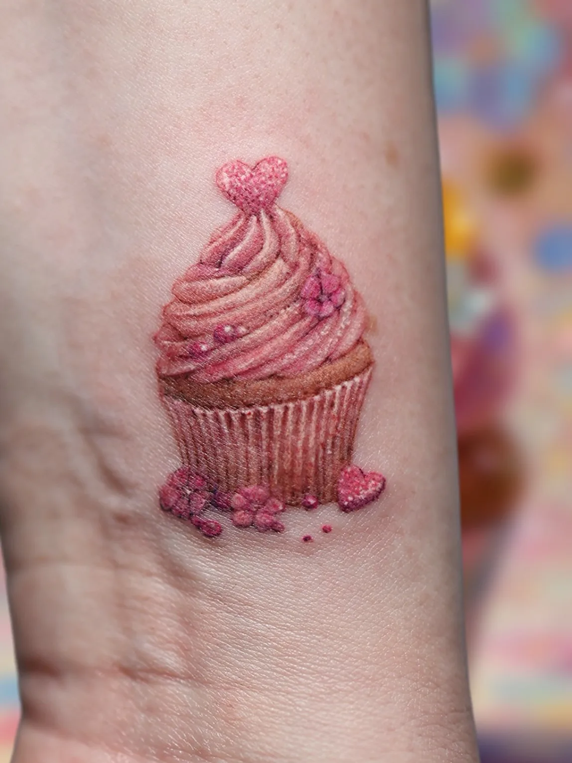 Kleines farbiges Cupcake-Tattoo.